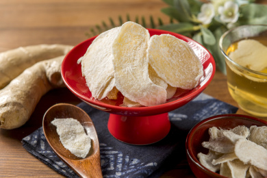 一盘糖姜摆放在桌面上特写