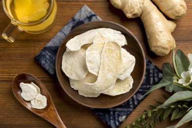 一盘糖姜摆放在桌面上特写