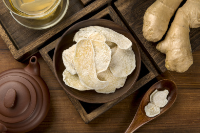 一盘糖姜摆放在桌面上特写