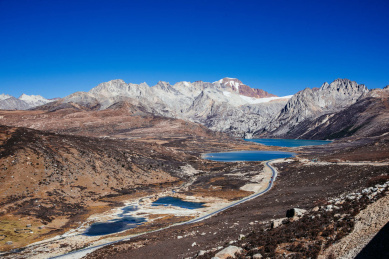 四川巴塘姊妹湖自然风光