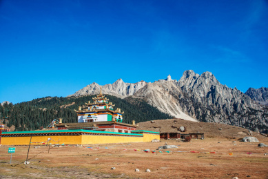 四川巴塘措普寺自然风光