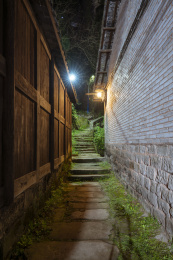 夜晚古镇里青橙色调的小巷子