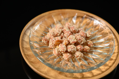 桌面上的盘子里的美味可口的琥珀花生