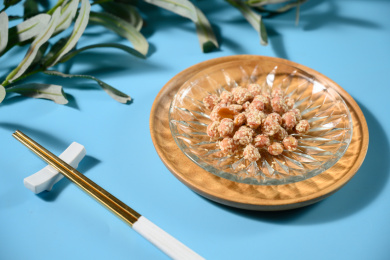 桌面上的盘子里的美味可口的琥珀花生