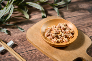 桌面上的盘子里的美味可口的琥珀花生