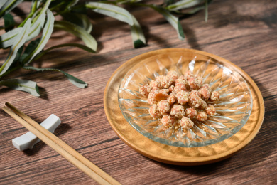 桌面上的盘子里的美味可口的琥珀花生