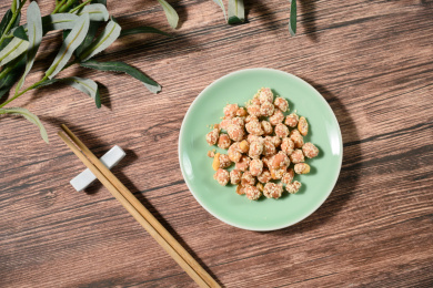 桌面上的盘子里的美味可口的琥珀花生