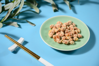 桌面上的盘子里的美味可口的琥珀花生