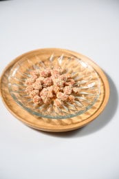 桌面上的盘子里的美味可口的琥珀花生
