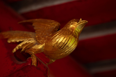 古建筑中的漆金雀鸟特写