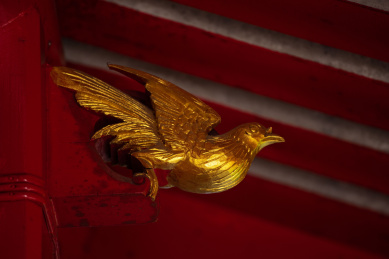 古建筑中的漆金雀鸟特写