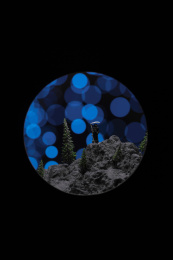 星空下的站在山坡上的死神
