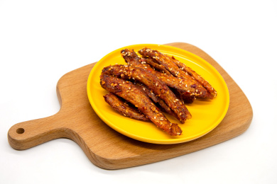 白色背景一盘香辣泥鳅