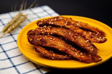 黑色背景一盘香辣泥鳅