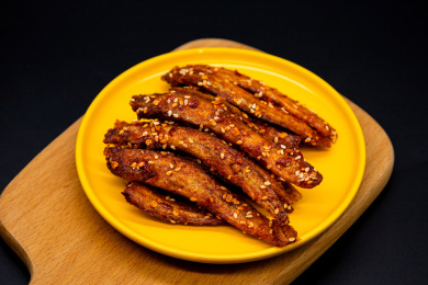 黑色背景一盘香辣泥鳅