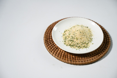 桌面上的盘子里的美味可口的欧芹蒜盐