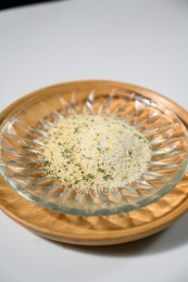 桌面上的盘子里的美味可口的欧芹蒜盐