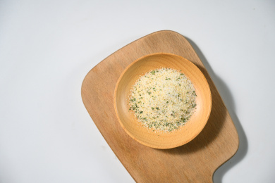 桌面上的盘子里的美味可口的欧芹蒜盐