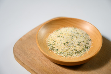 桌面上的盘子里的美味可口的欧芹蒜盐