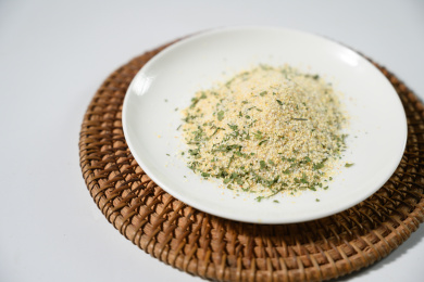 桌面上的盘子里的美味可口的欧芹蒜盐