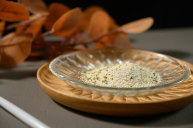 桌面上的盘子里的美味可口的欧芹蒜盐