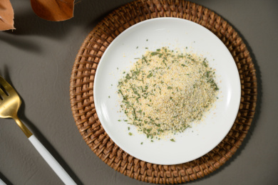 桌面上的盘子里的美味可口的欧芹蒜盐