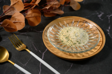 桌面上的盘子里的美味可口的欧芹蒜盐