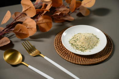 桌面上的盘子里的美味可口的欧芹蒜盐