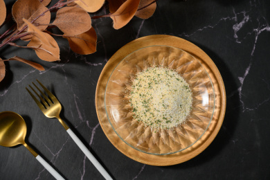 桌面上的盘子里的美味可口的欧芹蒜盐