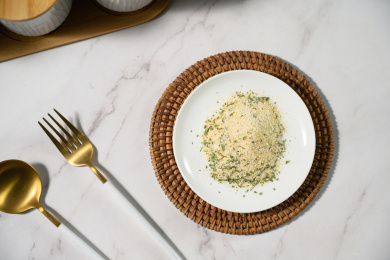 桌面上的盘子里的美味可口的欧芹蒜盐