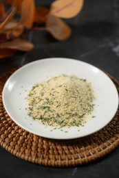 桌面上的盘子里的美味可口的欧芹蒜盐