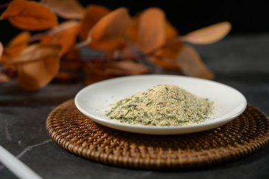 桌面上的盘子里的美味可口的欧芹蒜盐