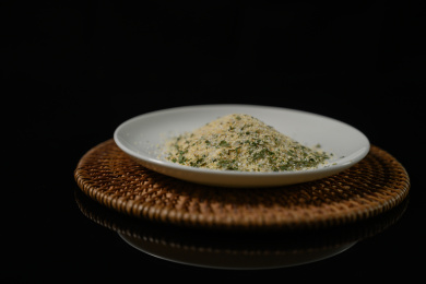 桌面上的盘子里的美味可口的欧芹蒜盐