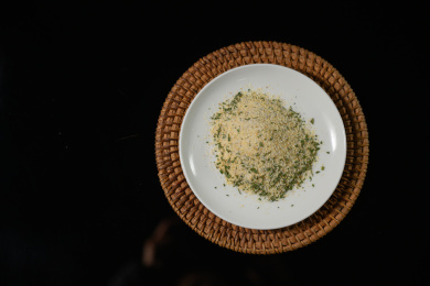 桌面上的盘子里的美味可口的欧芹蒜盐