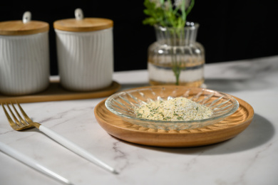 桌面上的盘子里的美味可口的欧芹蒜盐