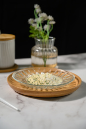 桌面上的盘子里的美味可口的欧芹蒜盐