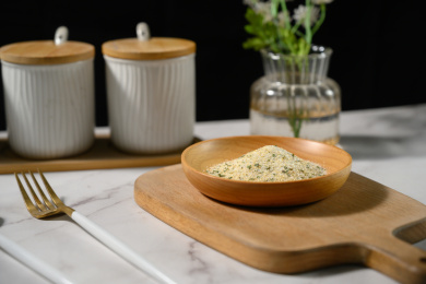 桌面上的盘子里的美味可口的欧芹蒜盐