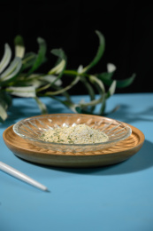 桌面上的盘子里的美味可口的欧芹蒜盐