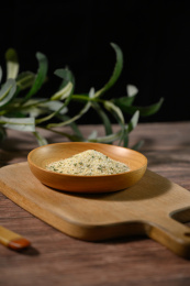 桌面上的盘子里的美味可口的欧芹蒜盐