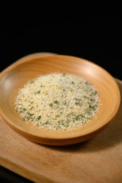 桌面上的盘子里的美味可口的欧芹蒜盐