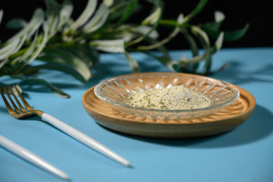 桌面上的盘子里的美味可口的欧芹蒜盐