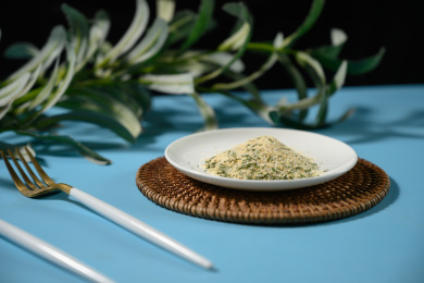 桌面上的盘子里的美味可口的欧芹蒜盐