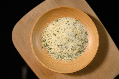 桌面上的盘子里的美味可口的欧芹蒜盐