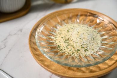 桌面上的盘子里的美味可口的欧芹蒜盐