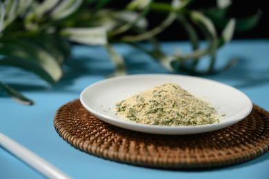 桌面上的盘子里的美味可口的欧芹蒜盐