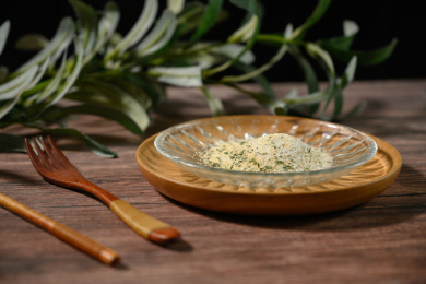 桌面上的盘子里的美味可口的欧芹蒜盐