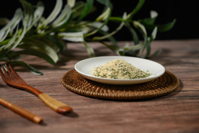 桌面上的盘子里的美味可口的欧芹蒜盐