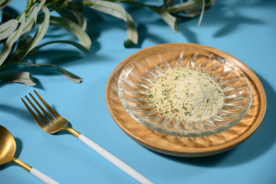 桌面上的盘子里的美味可口的欧芹蒜盐