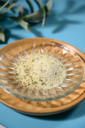 桌面上的盘子里的美味可口的欧芹蒜盐