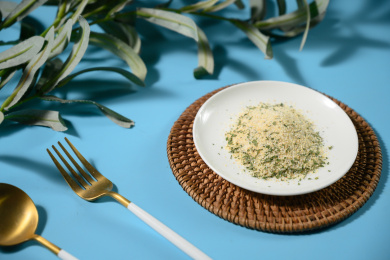 桌面上的盘子里的美味可口的欧芹蒜盐